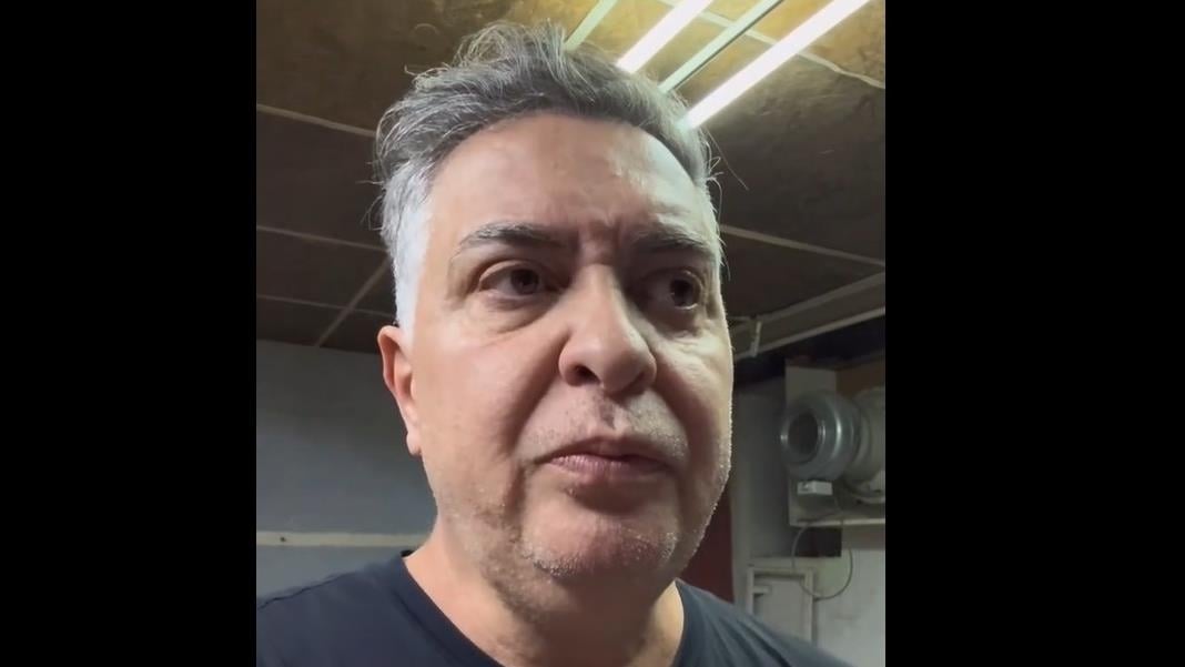 Álvaro Damião mostra o bunker em que ele e outros 24 brasileiros passaram a madrugada após soar alarme de segurança em Israel.