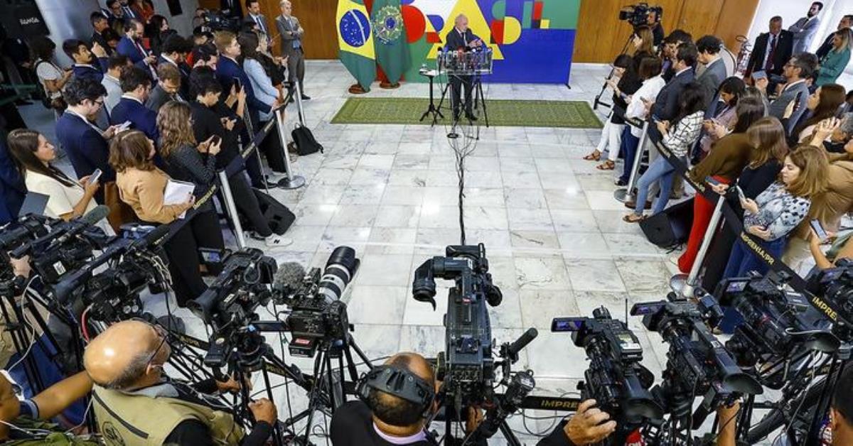 Presidente anuncia novos programas sociais e critica Eduardo Bolsonaro