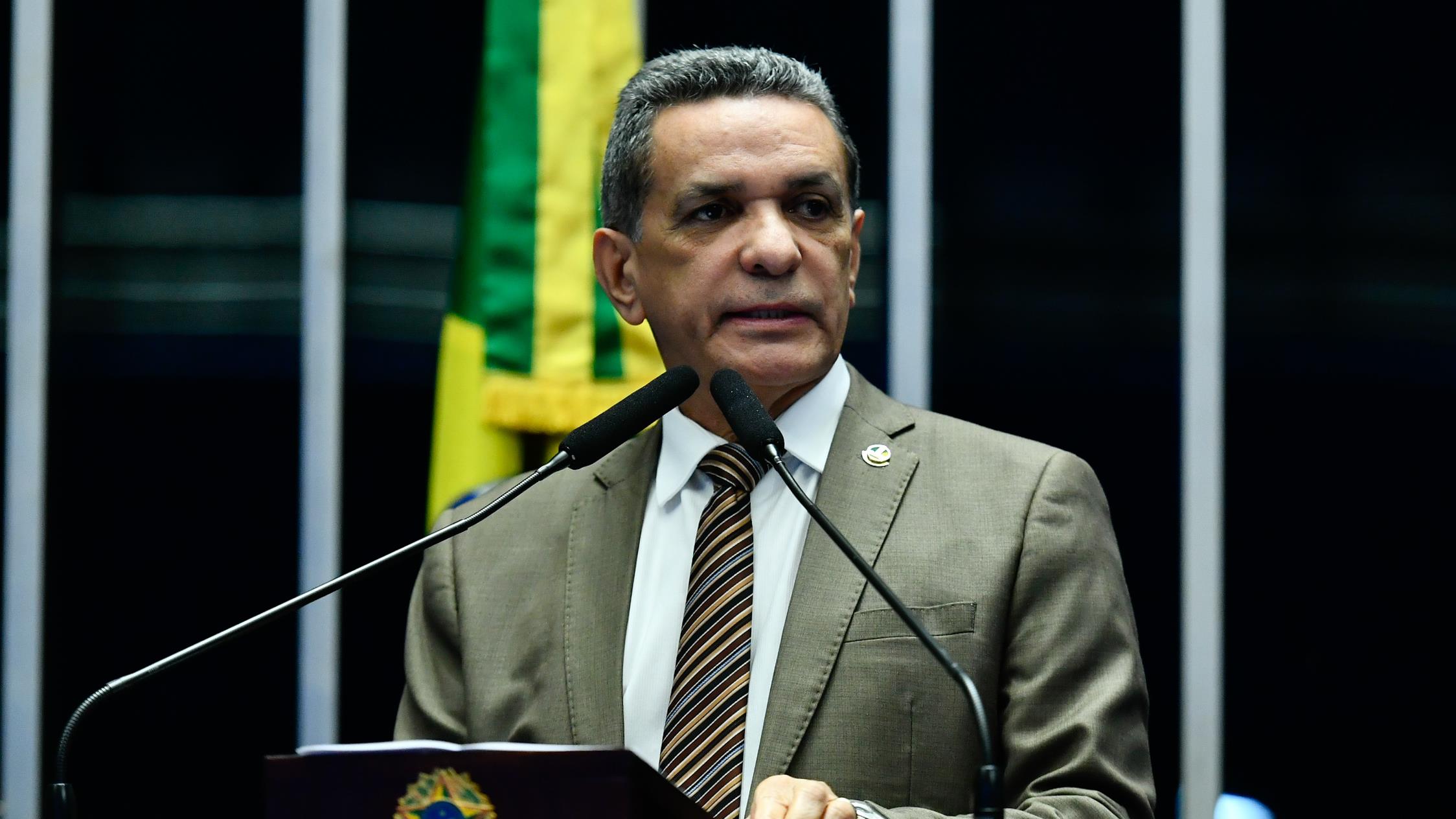 Em discurso, à tribuna, senador Mecias de Jesus.