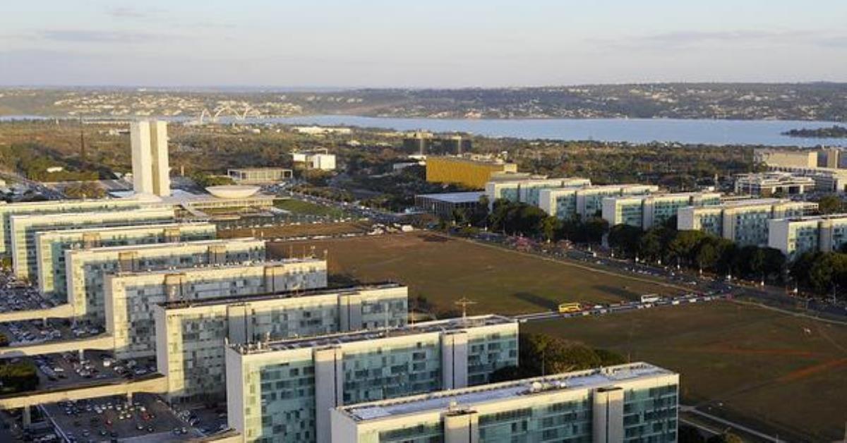 Reforma administrativa deve começar pelos supersalários, diz Haddad