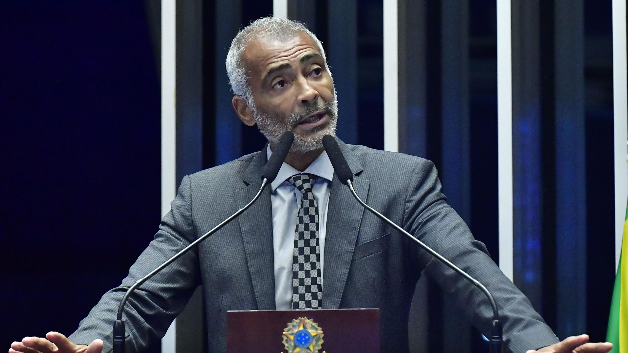 Romário cobra resposta do governo e diz que 