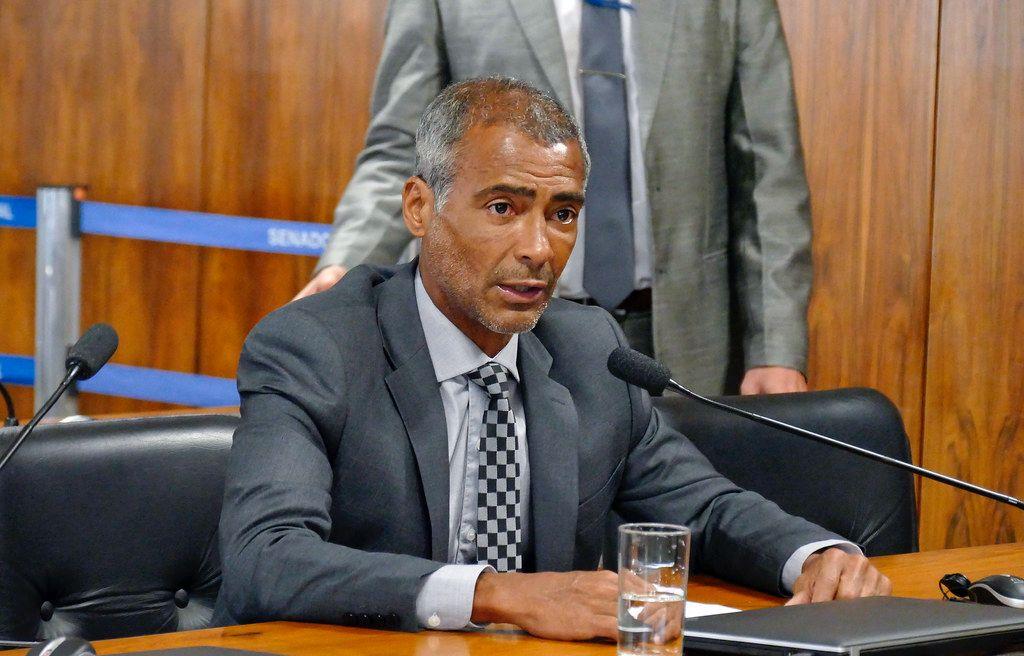 Romário propõe lei para repatriar brasileiros falecidos no exterior