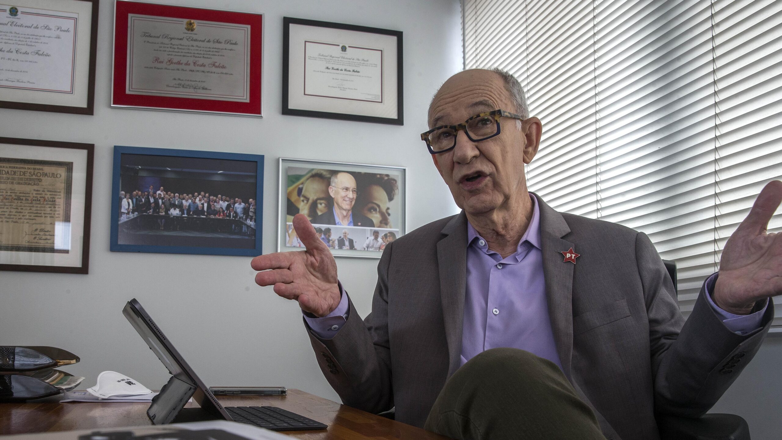 Rui Falcão diz que continua alinhado com a política do governo Lula e atribui erro no voto à instabilidade da internet durante a votação remota.