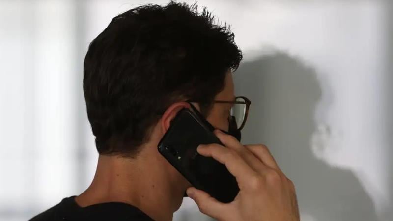 Consumidores seguem recebendo ligações indesejadas mesmo após recusarem contato; projeto busca garantir o direito ao bloqueio definitivo.