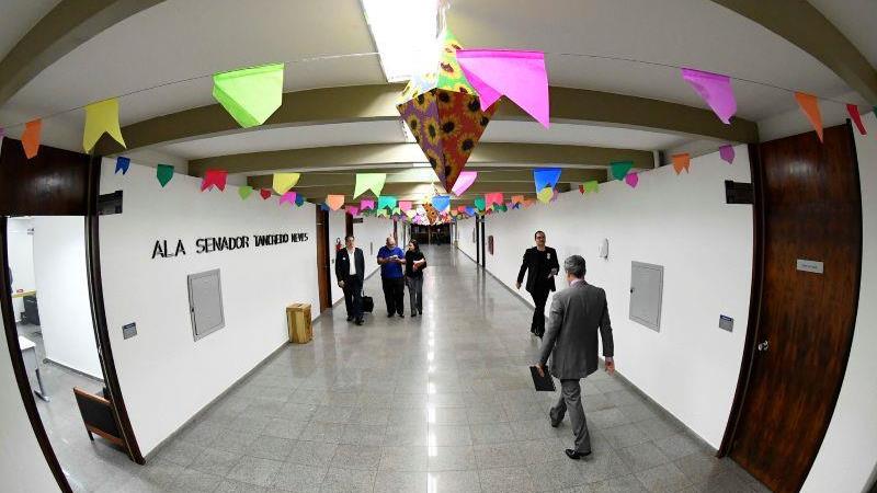 Corredores do Senado com decoração junina: semana de São João terá votação do aumento de número de deputados.