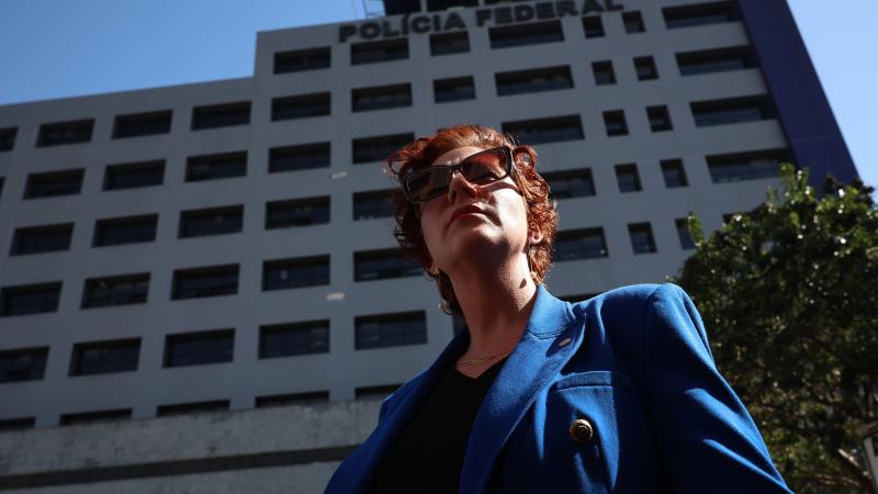 Zambelli em frente à Polícia Federal em São Paulo. Deputada está na lista de Alerta Vermelho da Interpol como fugitiva internacional.