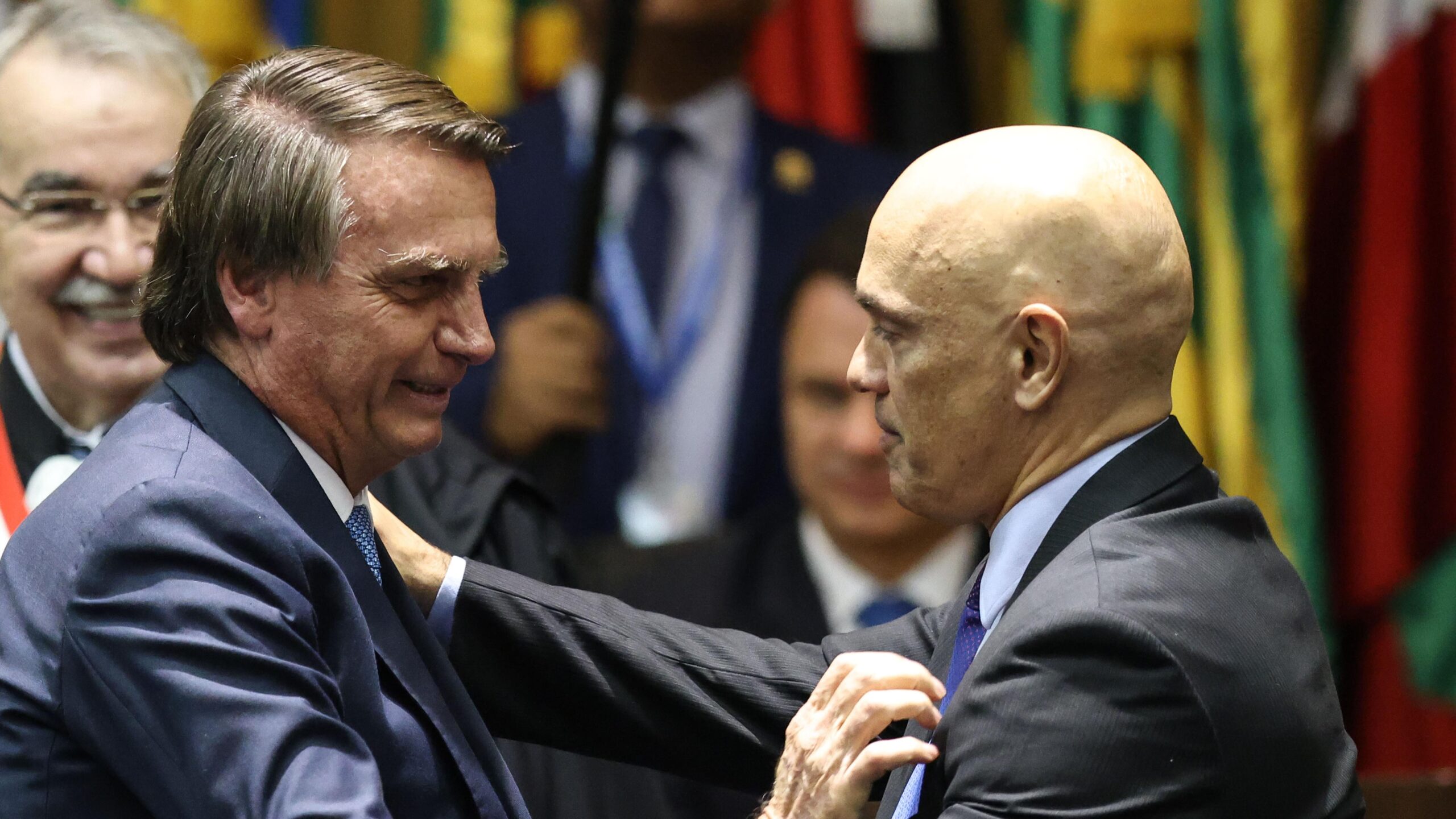 Bolsonaro e Alexandre de Moraes durante posse do presidente do TST em 2023.