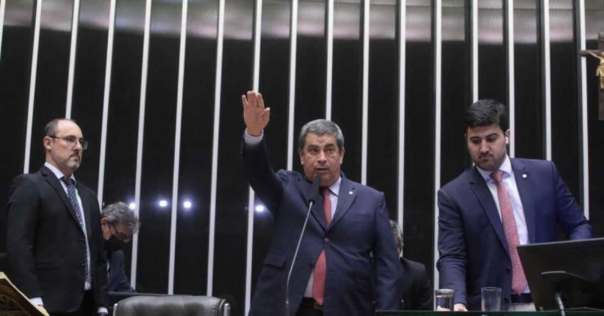 Suplente de Zambelli estreia com projeto contra audiência de custódia