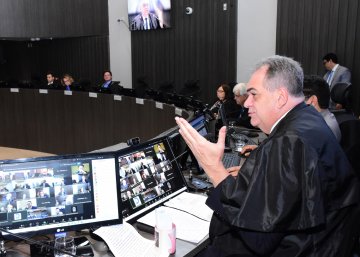 Sessão do Órgão Especial presidida pelo des. Fred Coutinho