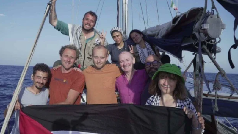 Thiago, no alto à esquerda, é o único brasileiro entre os ativistas que tentam furar o bloqueio em Gaza.