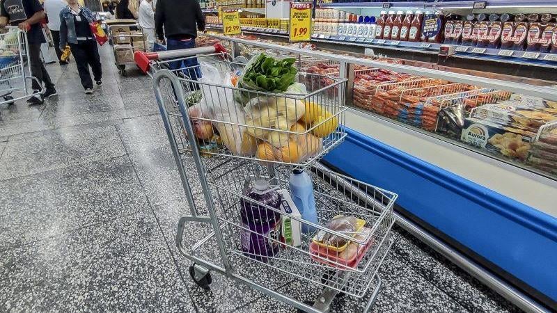 Segundo o Dieese, um trabalhador em São Paulo que recebe um salário mínimo precisa precisa de 129 horas e 53 minutos de trabalho para bancar uma cesta básica.