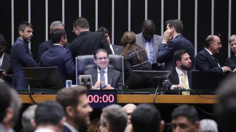 Sessão de votações no plenário da Câmara. Na Mesa Diretora, o presidente da Casa, Hugo Motta (Republicanos-PB).