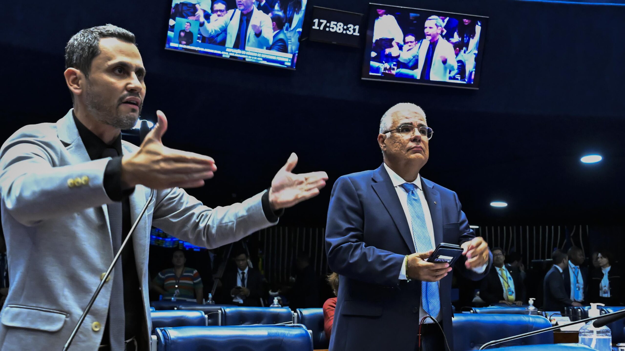Cleitinho e Eduardo Girão foram alguns dos deputados que votaram contra o aumento do número de deputados.