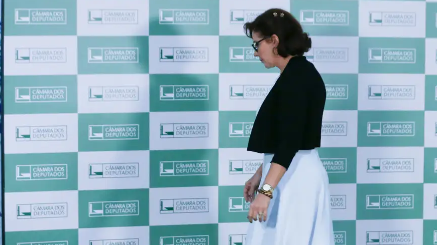 Condenação imposta a Zambelli também prevê a perda do mandato. Fora do país, deputada diz que vai se licenciar do mandato.