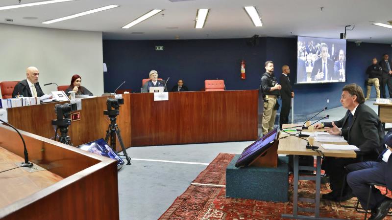 STF agenda sessão virtual extraordinária para julgar ação contra Bolsonaro.