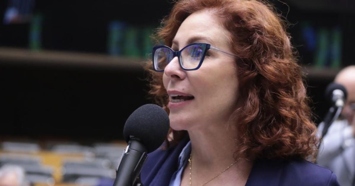 Advogado afirma que Carla Zambelli se apresentou às autoridades