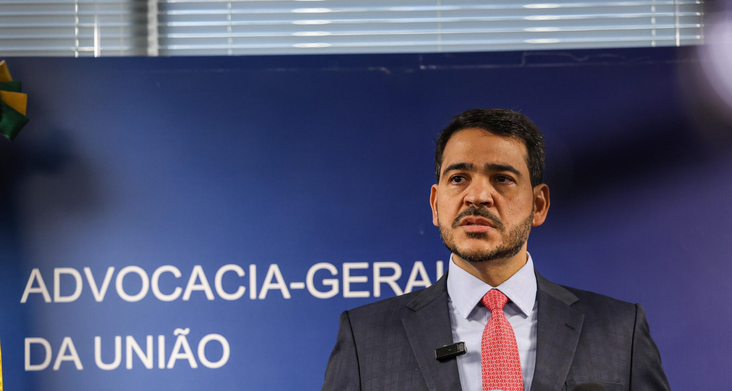 O ministro da AGU, Jorge Messias, na entrevista coletiva em que anunciou a ação do governo para reverter derrubada do decreto presidencial sobre o IOF.