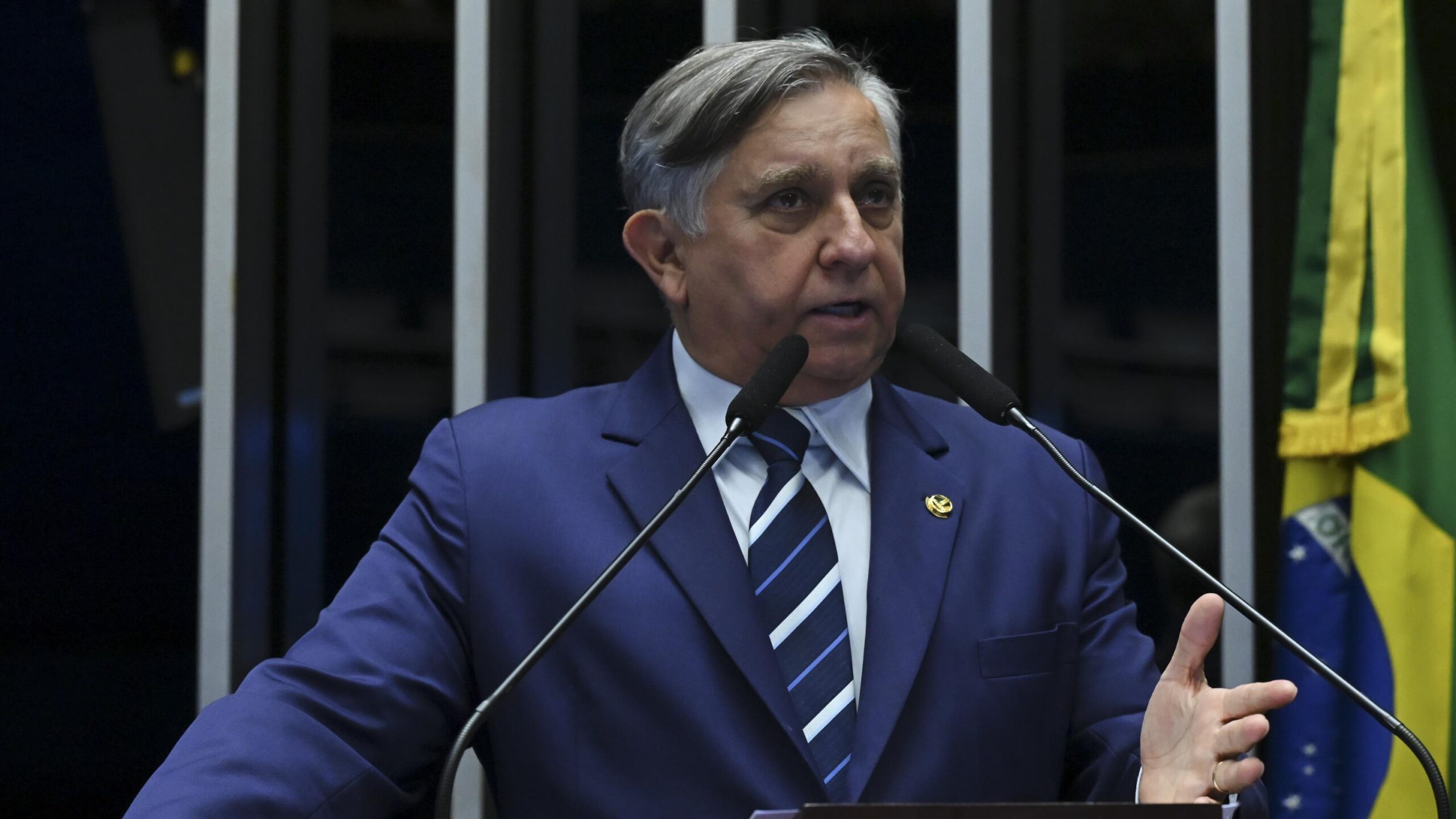 Senador Izalci Lucas.