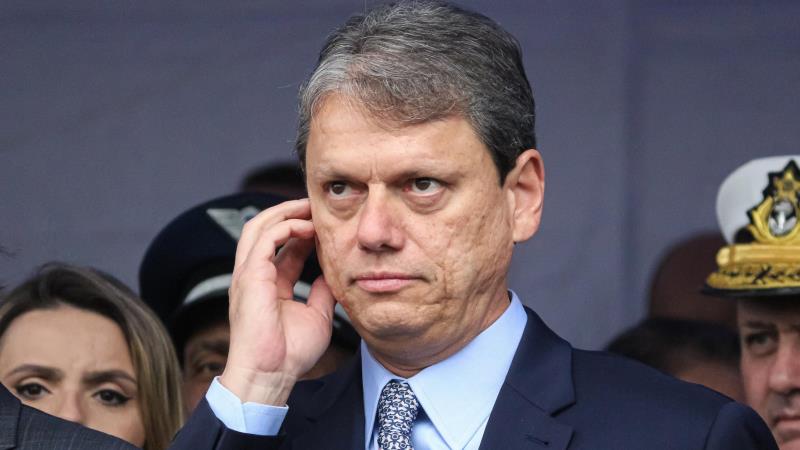 Parlamentares acusam Tarcísio de apoiar as tarifas impostas por Donald Trump.