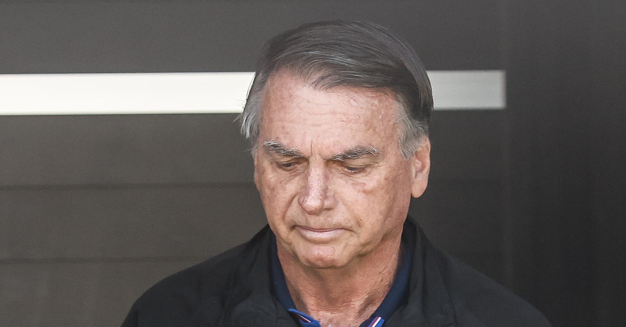 Bolsonaro pode ser preso se der entrevista ao vivo, diz Moraes