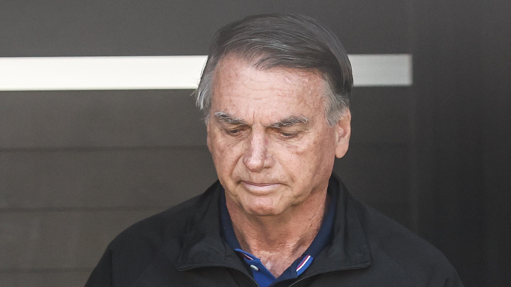 Bolsonaro está proibido de utilizar redes sociais desde sexta-feira (18).