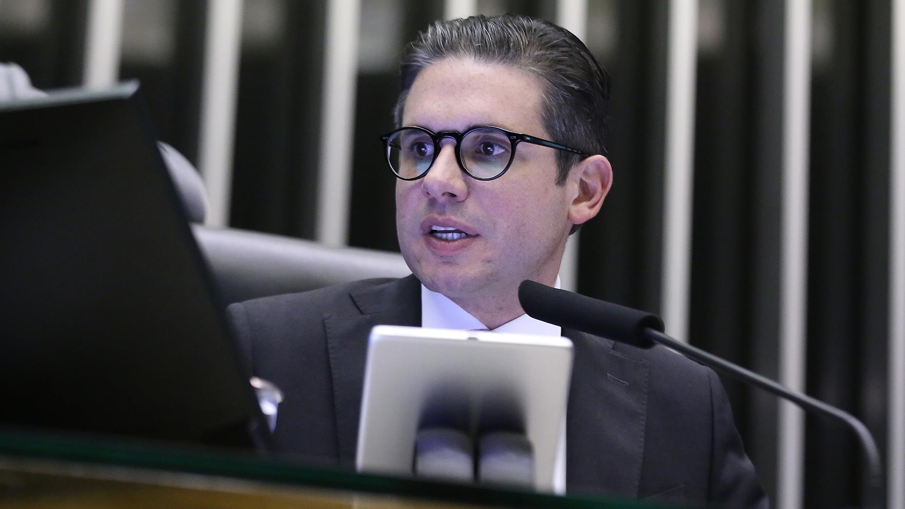 Hugo Motta presidindo a sessão da Câmara dos Deputados.