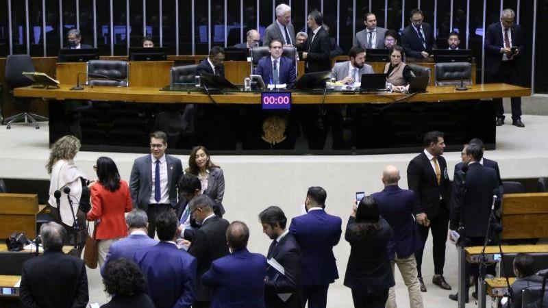 Plenário da Câmara dos Deputados: deputados tramitação decidiram na terça-feira (15) acelerar a tramitação de três projetos.