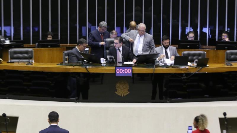 Plenário da Câmara durante discussão de propostas.