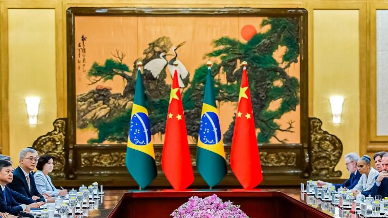 Diplomacia chinesa critica ações unilaterais de Trump e defende sistema comercial baseado em equidade.