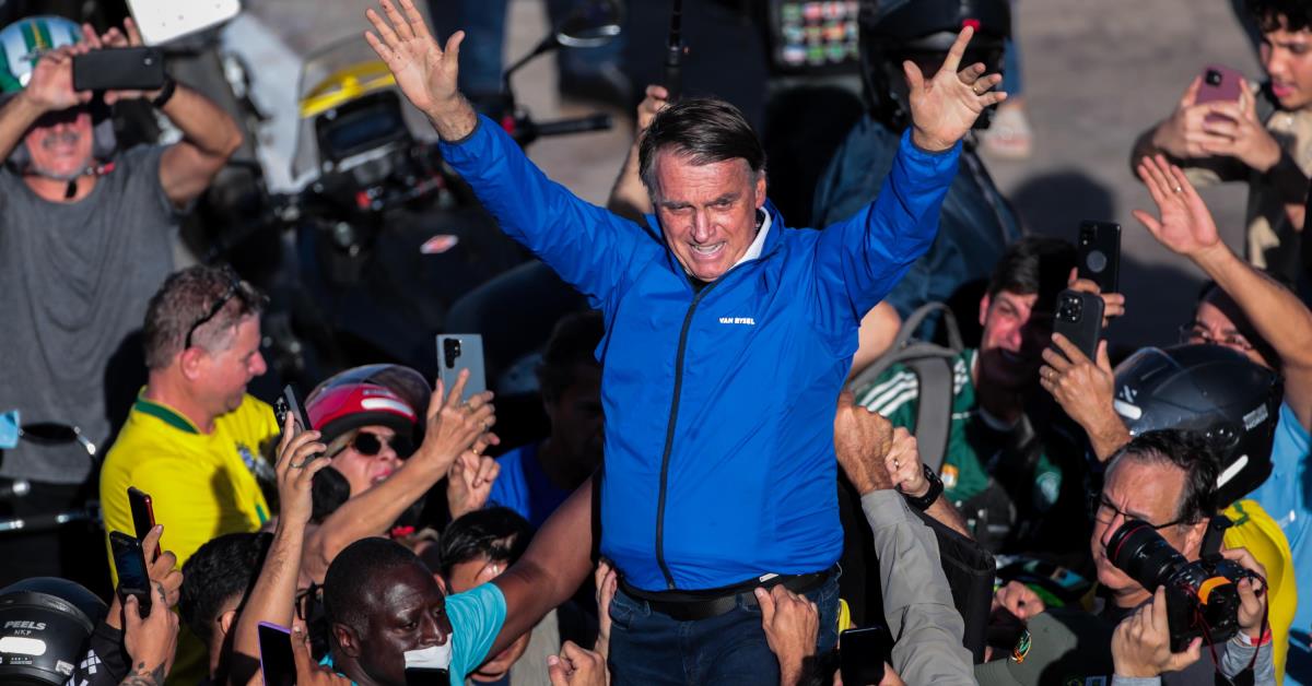 Com parlamentares e apoiadores, Bolsonaro participa de motociata