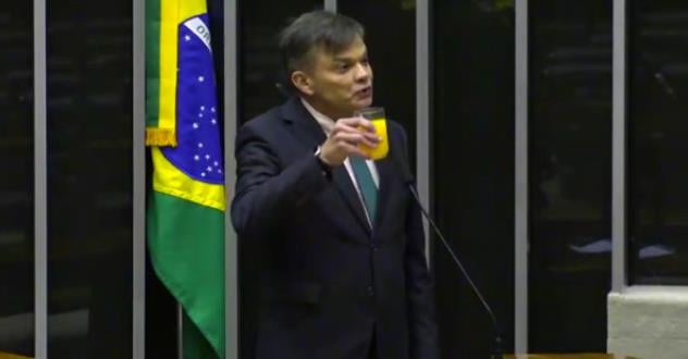 Com suco de laranja, deputado acusa Eduardo Bolsonaro de trair Brasil