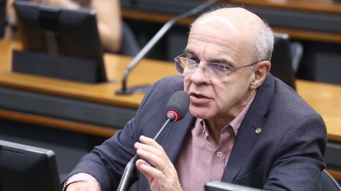 O deputado Bandeira de Mello (PSB-RJ) é o autor da proposta.