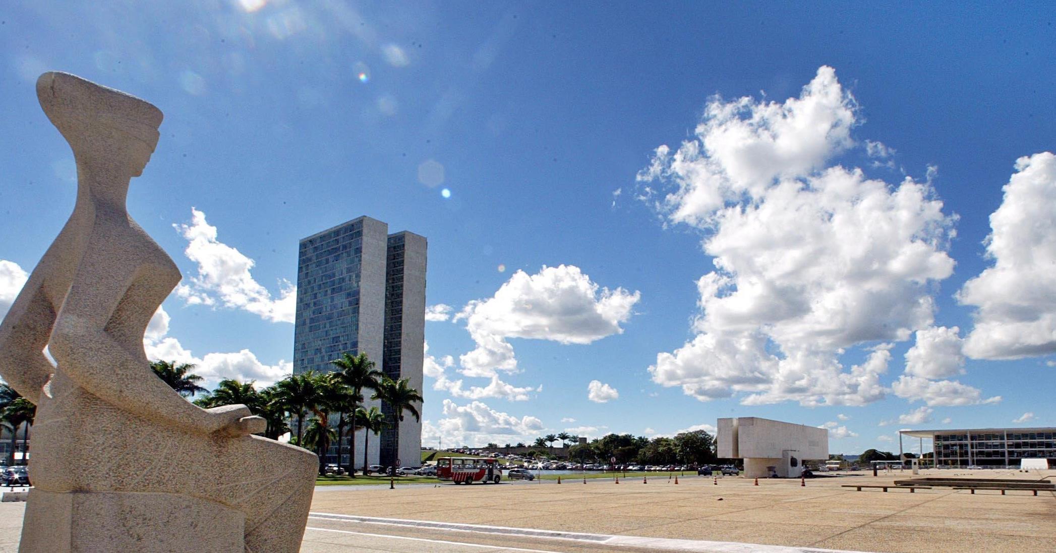 Constitucionalistas apontam validade da derrubada do IOF pelo Congresso