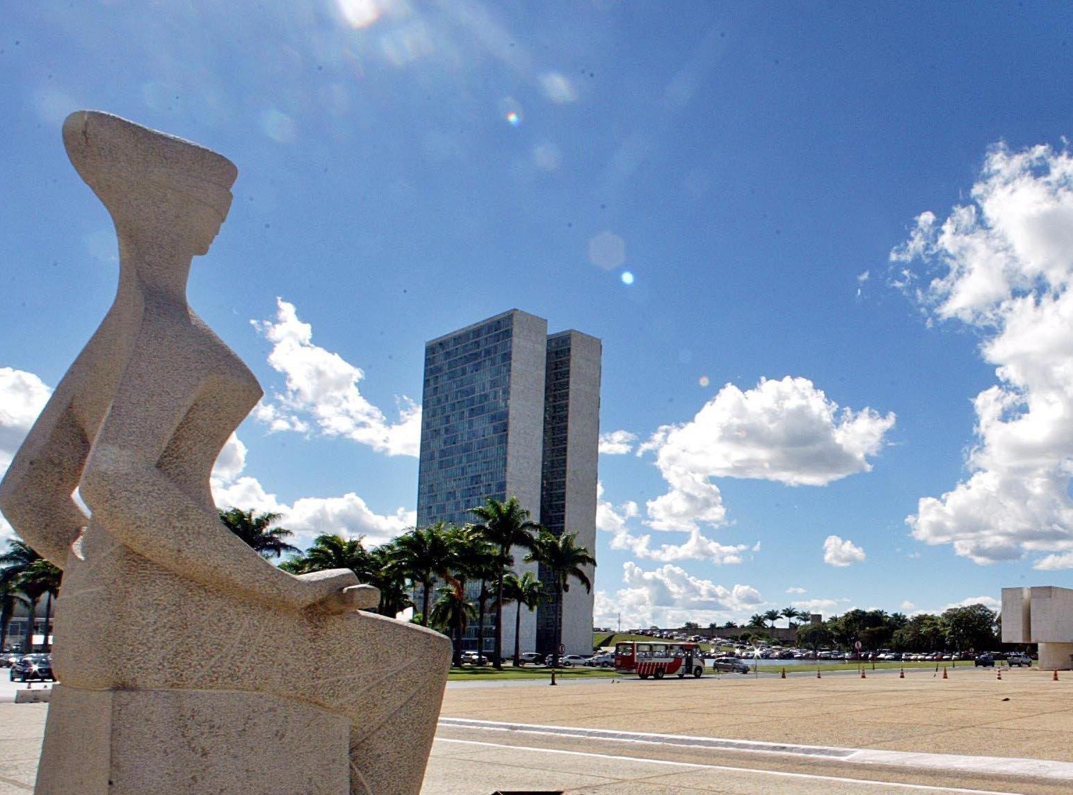 A Estátua da Justiça, do STF, e o Congresso Nacional.