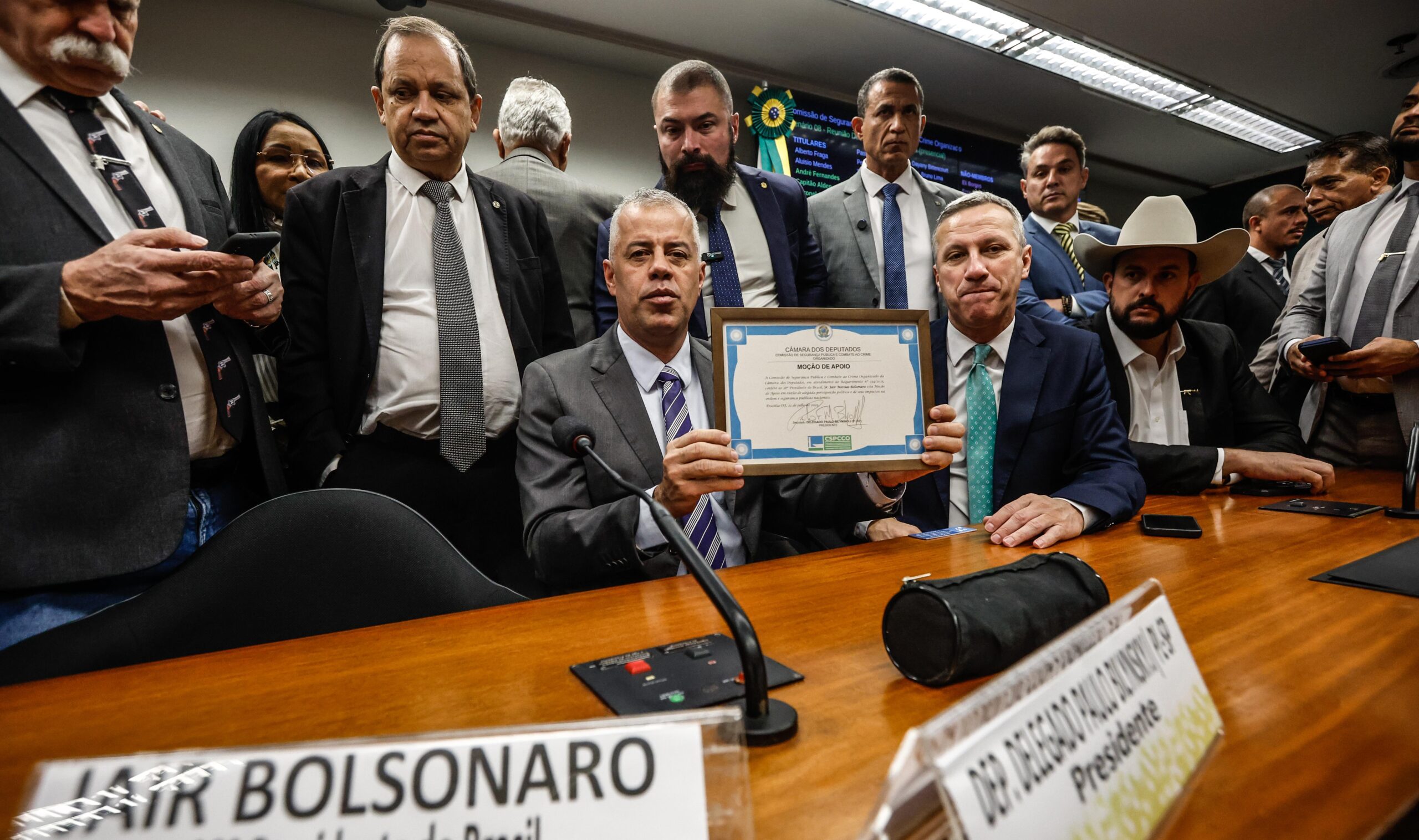 Contrariando Hugo Motta, comissão se reúne e aprova moção a Bolsonaro