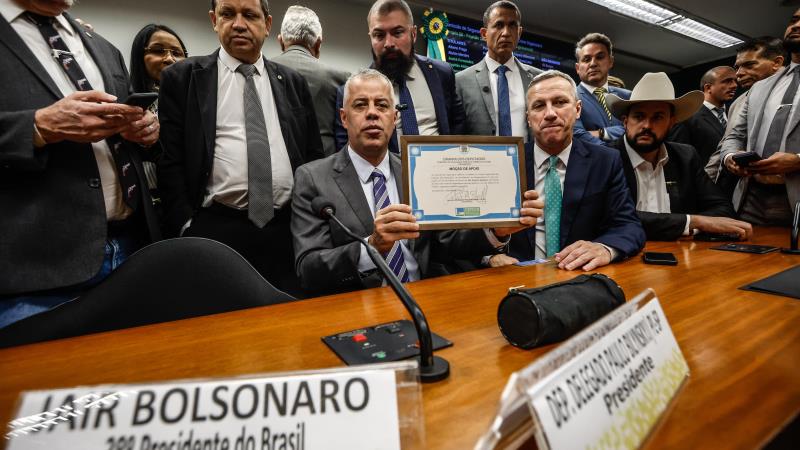 Parlamentares aliados de Bolsonaro conduziram reunião informal e questionaram a validade da proibição