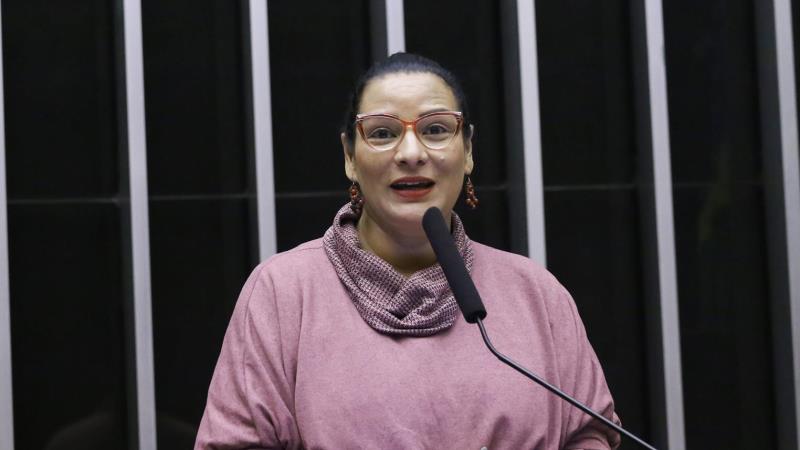 Deputada quer reconhecer orfandade como condição de vulnerabilidade social e garantir atenção prioritária do Estado.