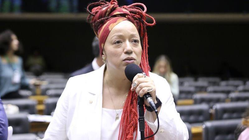 A deputada Daiana Santos (PC do B-RS) é a autora do texto.