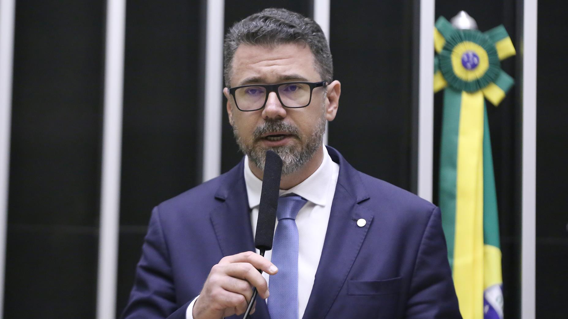 Proposta de Pollon prevê isenção de tributos e subsídio conforme faixa de renda.