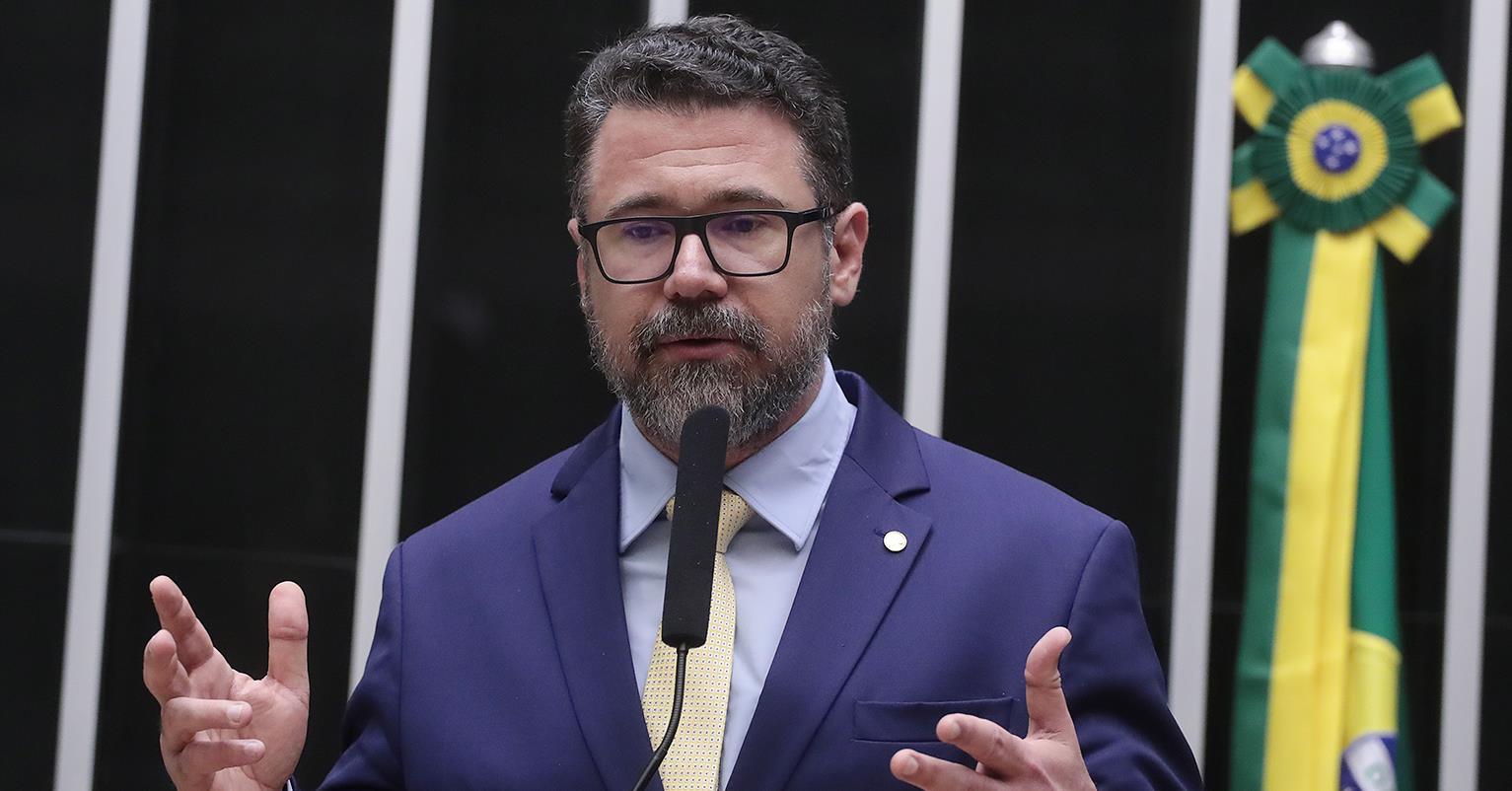 Deputado propõe tirar do presidente poder de classificar armas