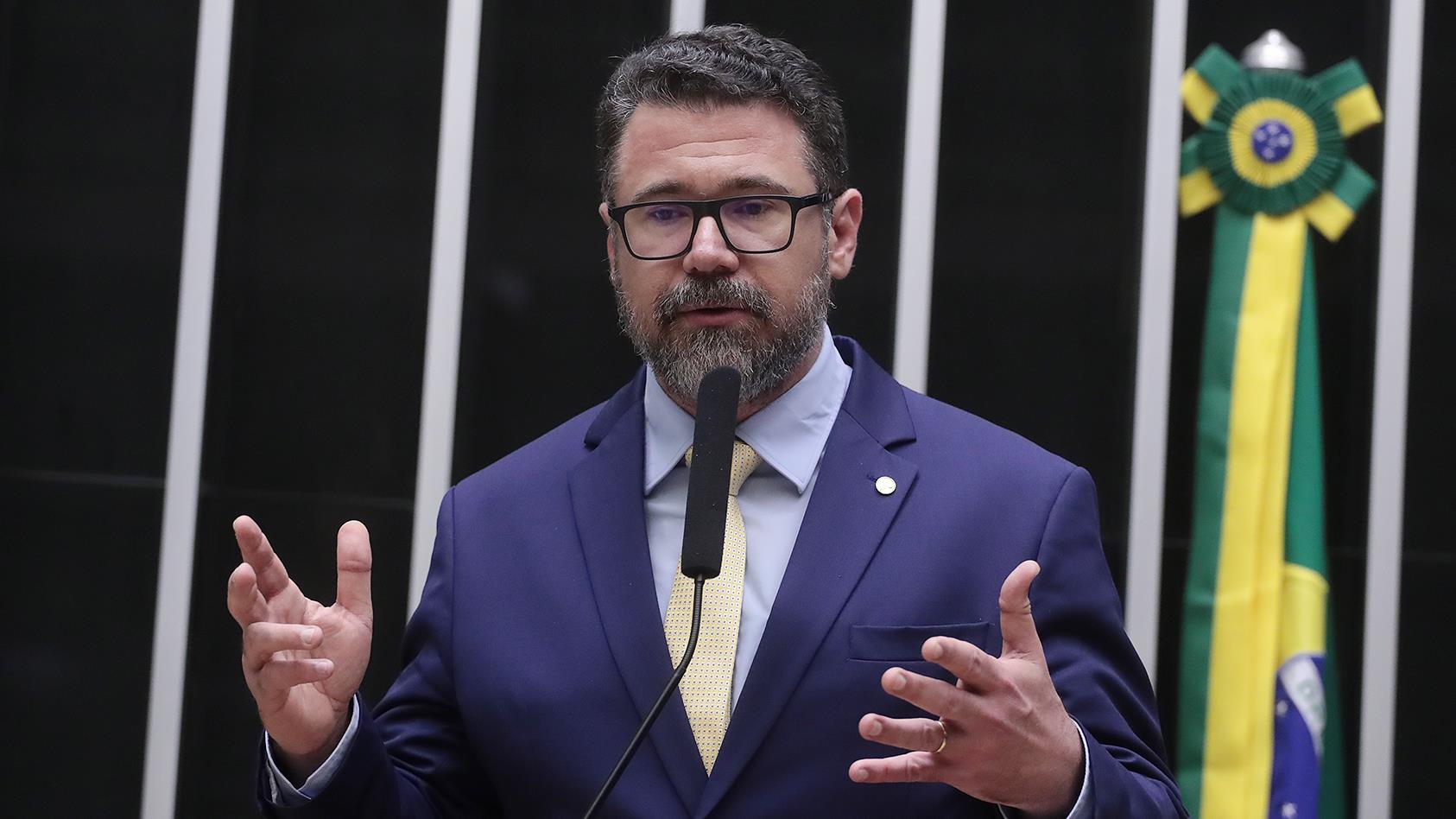 Deputado propõe retirar do Executivo poder sobre classificação de armas.
