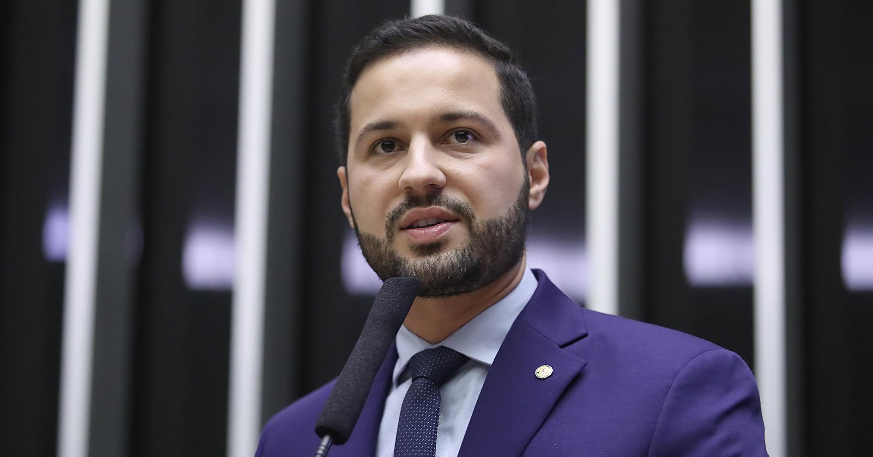 Deputado quer permitir uso de verba da educação para merenda e uniformes