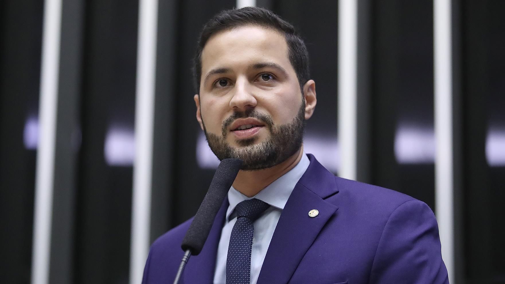 Iniciativa do deputado Paulo Litro quer ajustar a LDB à realidade de municípios que já arcam com alimentação e vestuário dos alunos.