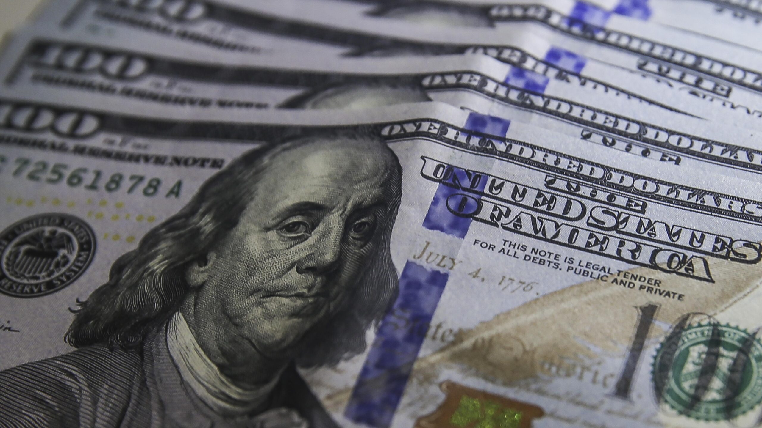 O dinheiro de brasileiros fora do país somou US$ 654,5 bilhões em 2024.