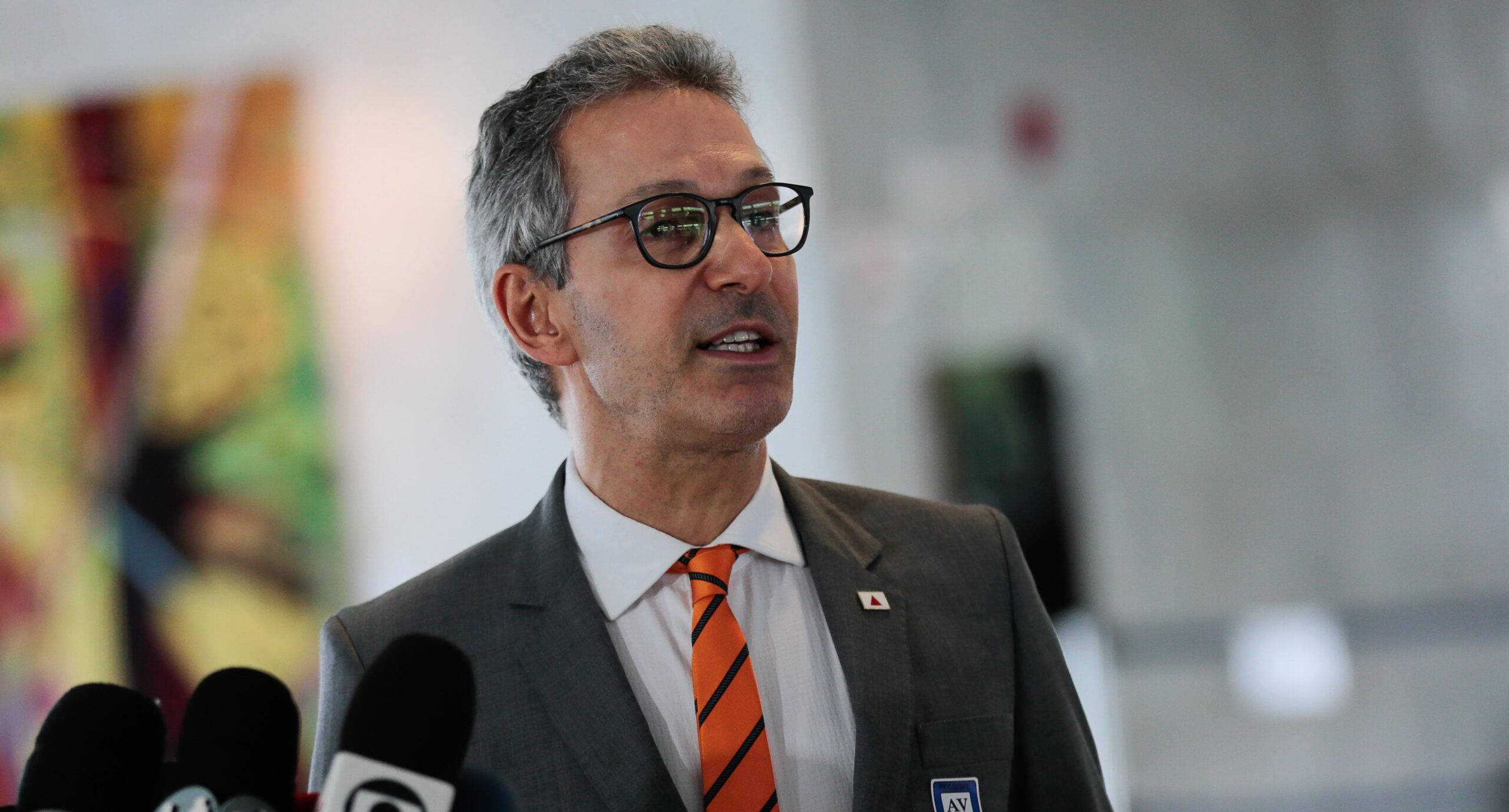 Eduardo Bolsonaro rebate Zema após crítica à articulação nos EUA