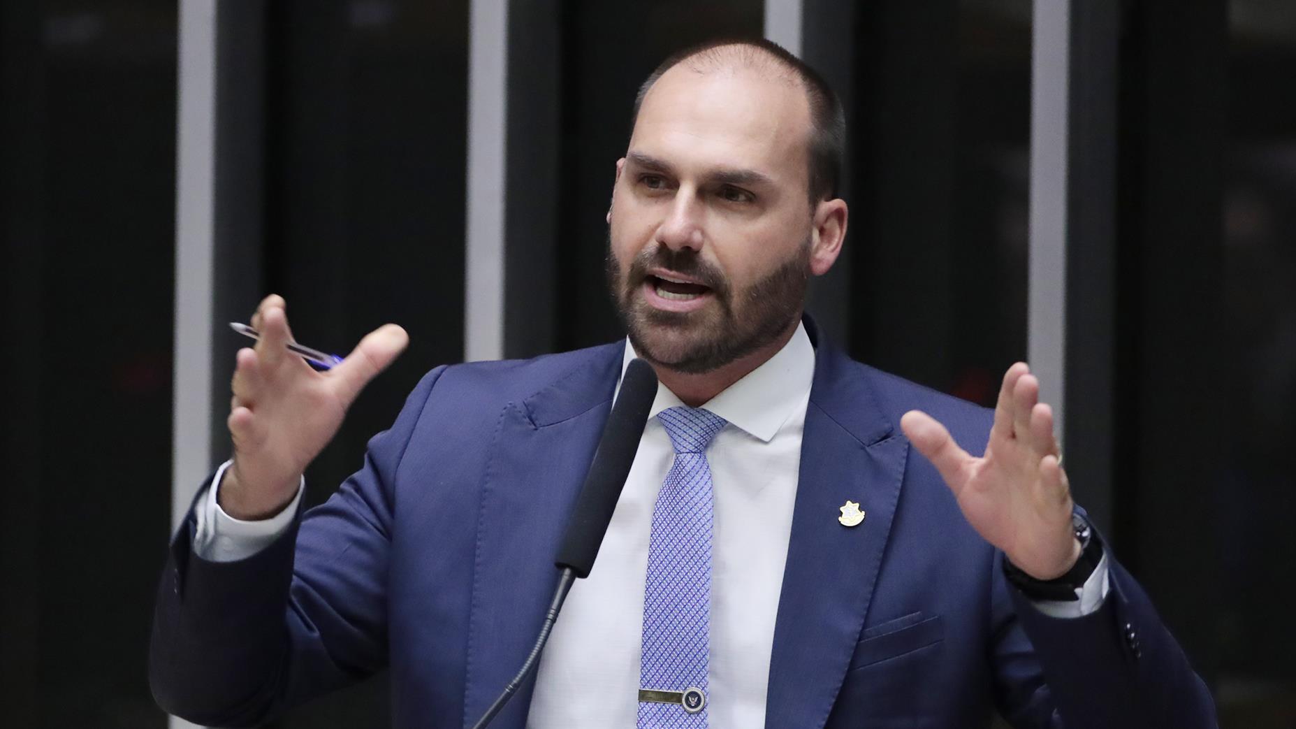 Deputado licenciado ataca aproximação do governador com os EUA em meio à crise comercial.