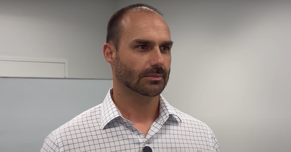 Eduardo diz que trabalha para impedir diálogo entre senadores e equipe de Trump