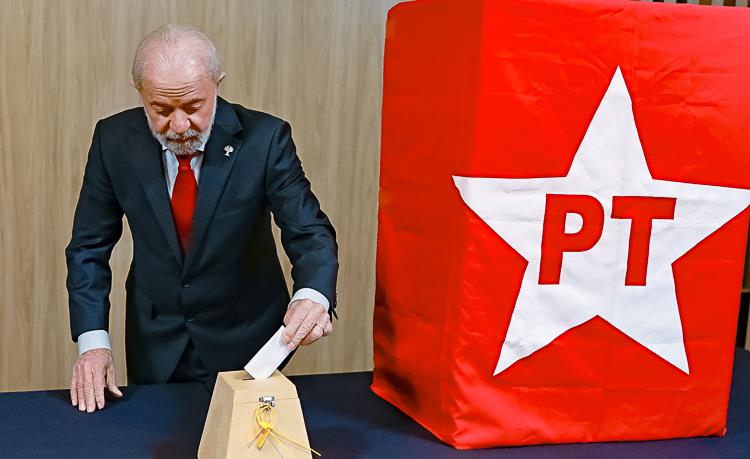 Presidente Lula vota nas eleições do PT, no Rio.