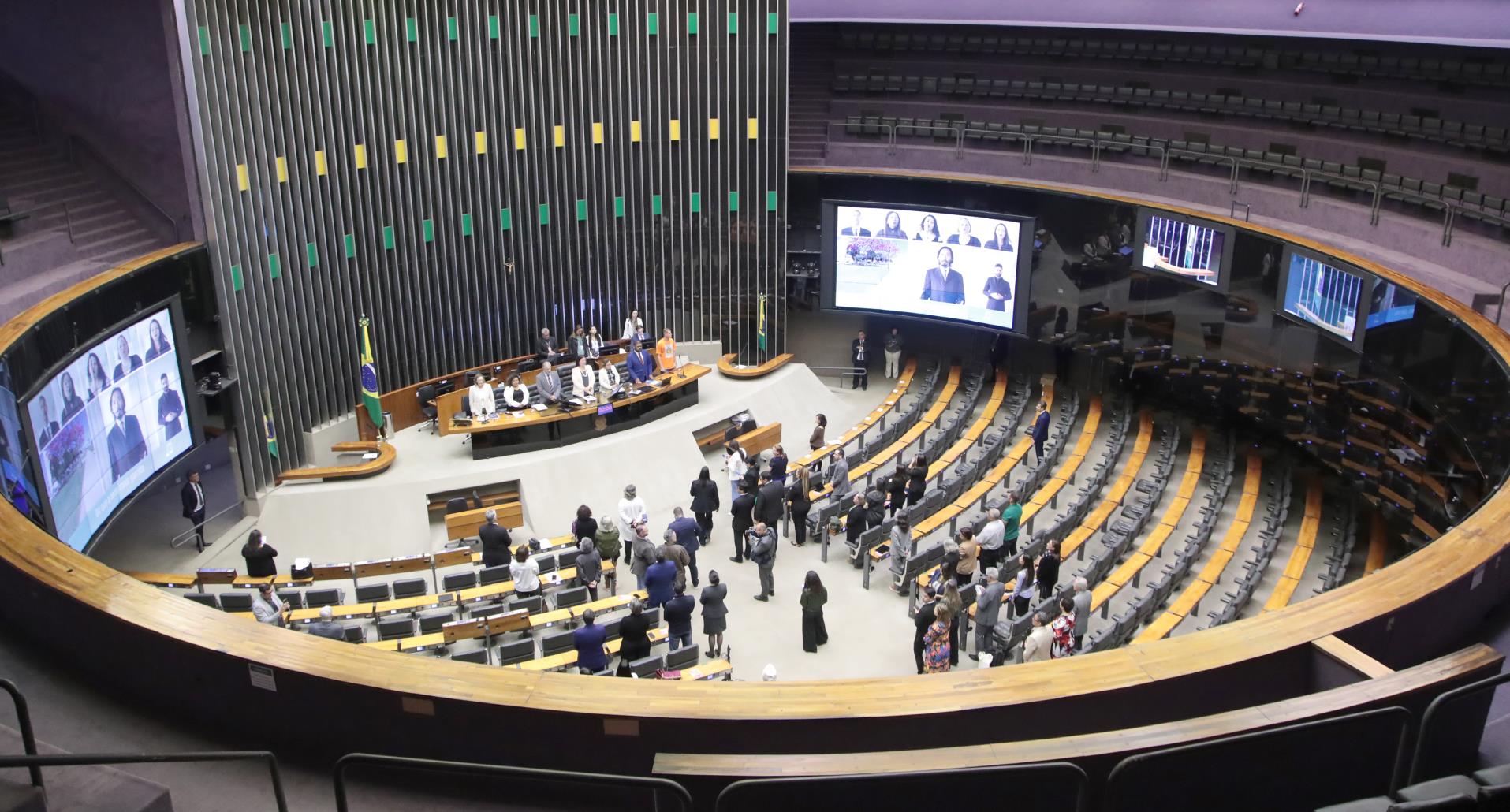 Em 199 anos, Câmara quintuplicou o número de deputados