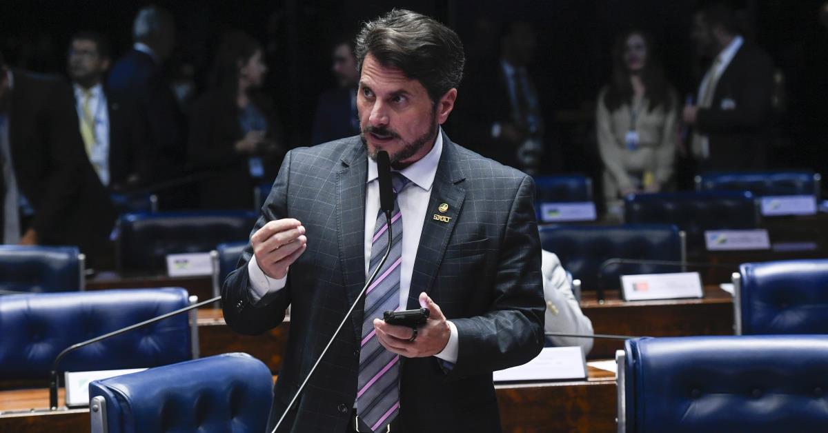 Em março, Marcos do Val “pediu” para Moraes pegar o passaporte dele